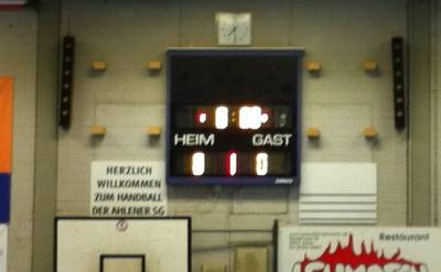 Besuch des Handball-Leistungs-Zentrum - 19.30 Uhr 0:0, das Spiel beginnt.